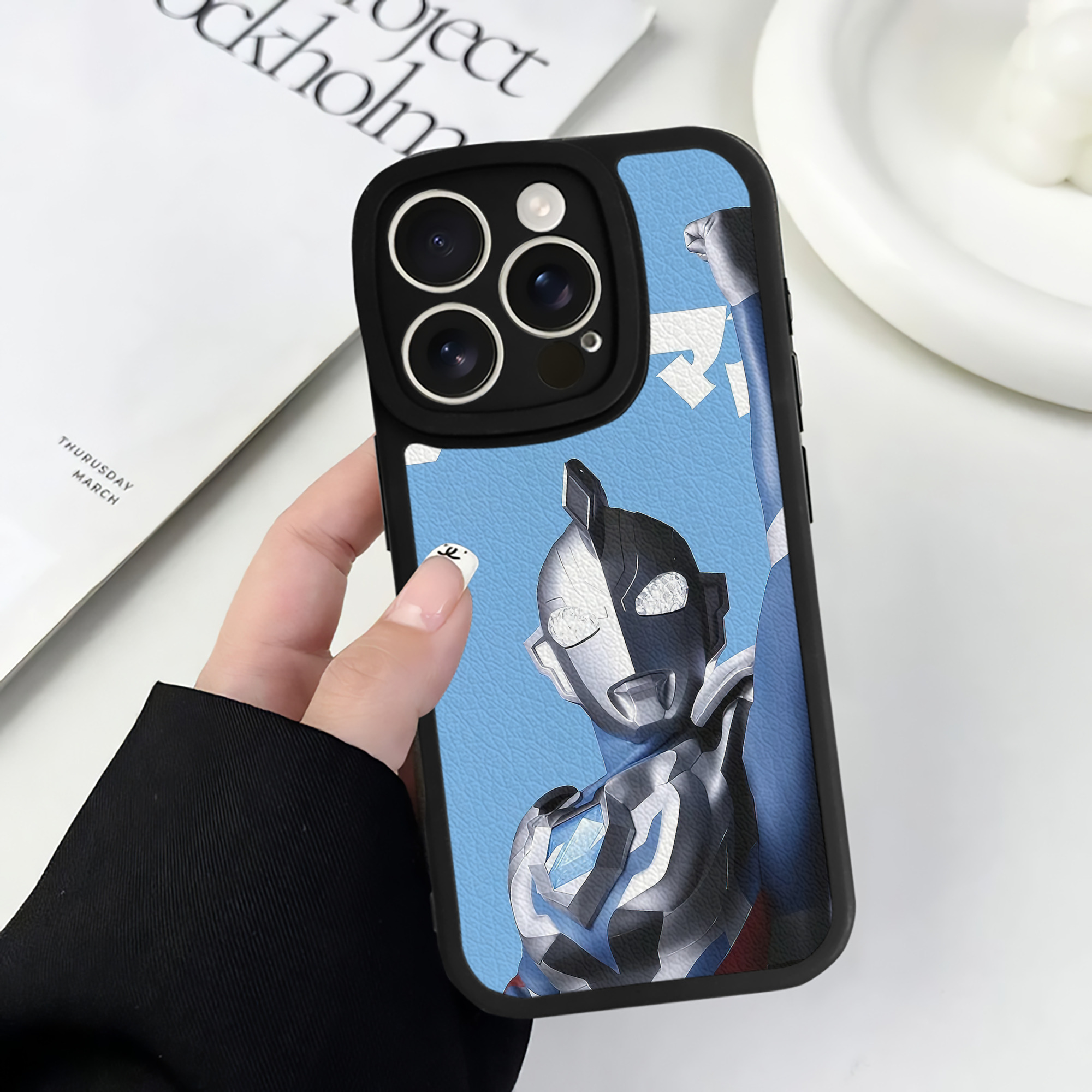 （画像用） ウルトラマン Ultraman 【iPhone 16シリーズ対応】シリコンスマホケース（レザー調） 材質：シリコン